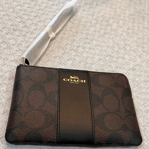 Gorgeous, NWT, black/brown COACH Signature “C” PVC Leather corner zip wristlet - Picture 2 of 15